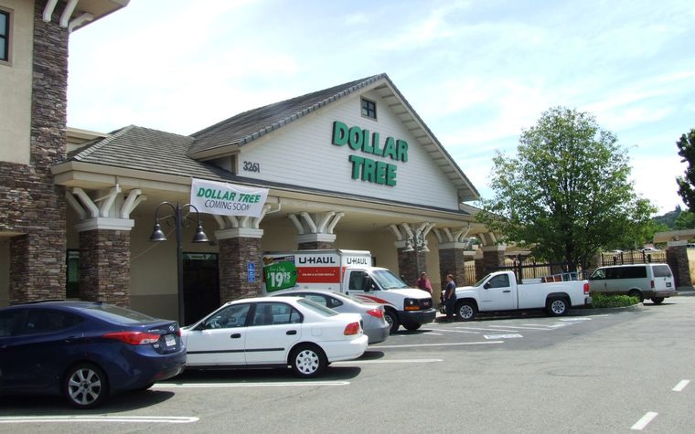 Neighbourhood shopping centre anchored by a discount retailer